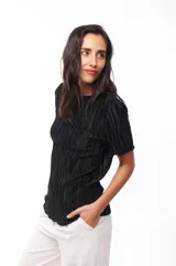 Blusa marrón de poliéster con textura plisada y mangas cortas con volados.