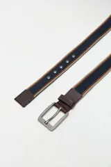 Cinto de cinta de algodón azul marino con detalles laterales en marrón y beige, puntera y presilla de cuero marrón, y hebilla metálica de metal empavonado.