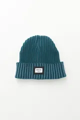 Gorro de lana tejido a rayas horizontales en tonos de verde azulado.