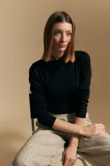 Polera negra de manga larga con cuello alto, de calce cómodo y silueta limpia.