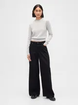 Buzo de tejido suave con cuello redondo, mangas largas y puños acanalados.