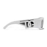Lentes de sol rectangulares con armazón de acetato blanco y cristales oscuros. Presentan un diseño distintivo en las patillas con el logo de la marca integrado.
