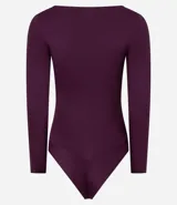 Body de manga larga con escote bote, confeccionado en tejido de media malla suave y elástico. Presenta un diseño ajustado al cuerpo con cierre en el entrepiernas.