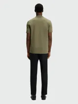 Camiseta verde militar de manga corta con cuello redondo y logo bordado en el pecho. Corte clásico.