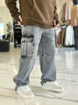 Pantalón cargo de jean gris con efecto acid wash, corte baggy y bolsillos laterales en las piernas.
