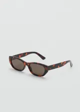 Lentes de sol con armazón de carey y diseño rectangular, con cristales oscuros.