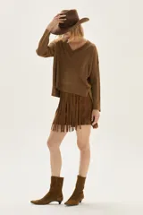 Sweater de punto con escote en V y manga larga, confeccionado en viscosa con hilos de lurex que le brindan un acabado brillante y un calce cómodo.