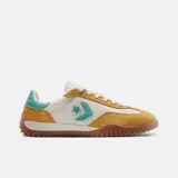 Championes Converse Run Star Trainer en color blanco con detalles en mostaza y turquesa. Confeccionados con parte superior de nailon, capas de gamuza y detalles de cuero, con el logotipo Star Chevron en los laterales y suela de goma con tracción.