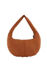 Cartera tipo hobo de gamuza color bordó, con diseño de media luna, decorada con tachas metálicas plateadas en los bordes y un dije colgante en forma de corazón con tachas. Cuenta con cierre superior y logo de la marca grabado en el frente.