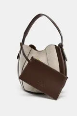 Bolso tipo saca con diseño estructurado, confeccionado en una combinación de tejido de lana en tono beige y laterales de cuero sintético marrón. Presenta costuras decorativas verticales, asa de mano superior y una correa bandolera extraíble con detalle de franjas. Cuenta con cierre mediante botón imantado.