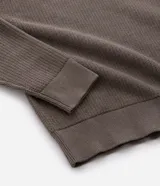 Suéter de punto con textura en zig zag, cuello redondo y manga larga con puños ajustados. Confeccionado en una mezcla de algodón y poliamida.