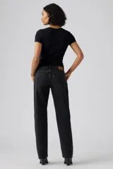 Jeans de corte recto y tiro bajo en color negro con efecto lavado, confeccionados en denim con diseño clásico de cinco bolsillos y cierre frontal con botón y cremallera.