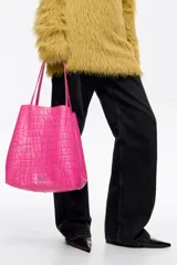Bolso shopper grande Bimba Y Lola de piel vacuna roja con grabado efecto cocodrilo, doble asa de hombro y logo metálico frontal.