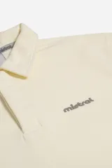 Polo de manga corta color crema con textura acanalada, cuello estructurado y logo de la marca aplicado en el frente.