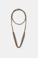 Collar largo de doble cadena metálica en tono bronce, compuesto por una cadena superior de eslabones circulares y una cadena inferior formada por múltiples hilos finos entrelazados.