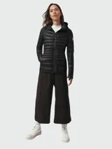 Campera negra con capucha de Canada Goose, modelo Hydbridge Lite Hoody, rellena de plumas.