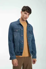 Campera de jean unisex con calce clásico, cierre frontal con botones metálicos y bolsillos en el pecho.