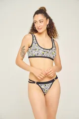 Tanga estampada de tiro alto con doble ajuste lateral y forro interno.