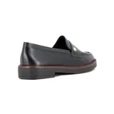 Mocasines Ramarim de cuero negro con textura grabada en la parte superior y detalle de aplique metálico dorado. Presenta suela plana de goma con borde en tono marrón.