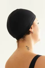 Gorra de natación negra lisa confeccionada con fibra LYCRA® XTRA LIFE™.
