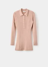 Mono corto de tejido de punto acanalado, con cuello polo y cierre frontal de botones. Presenta un diseño entallado de manga larga.