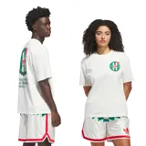 Remera de algodón color blanco con cuello redondo y corte holgado. Presenta un pequeño logo circular con diseño de básquet en el pecho y un estampado gráfico grande en la espalda con la inscripción Adidas World Class Basketball Exhibition.