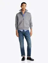 Buzo Tommy Hilfiger de felpa gris con cuello chimenea, cierre de cremallera frontal, bolsillos tipo canguro, puños y bajo de punto canalé, logo bordado en el pecho y corte regular.