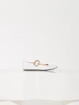 Ballerinas blancas de cuero charol con hebilla dorada y suela negra.