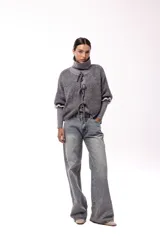 Jean de corte wide leg y tiro medio, con efecto lavado y apliques de brillos distribuidos en toda la prenda.