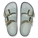 Sandalia Birkenstock modelo Arizona con dos correas ajustables de color verde menta, hebillas metálicas doradas, plantilla de corcho y suela de goma negra.