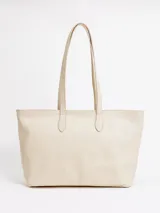 Cartera shopper grande de cuero color beige con diseño trenzado. Cuenta con asas largas de hombro, cierre superior y forro interior con bolsillos.