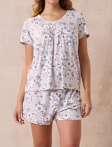 Conjunto de pijama marca René Rofé, compuesto por short y remera de tejido soft estampado. La remera tiene escote redondo con aplique de puntilla y detalle plisado. El short tiene cintura elastizada.