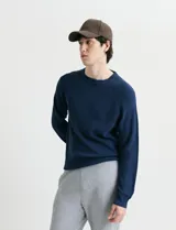 Sweater de punto inglés con escote redondo y mangas largas. Presenta cuello y puños terminados en punto canalé.