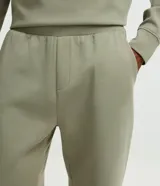 Pantalón deportivo masculino de corte recto y leve ajuste afunilado, en color verde militar. Cuenta con cintura elástica ancha, bolsillos laterales y un bolsillo trasero embutido.