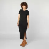 Vestido largo negro de corte recto, con cuello redondo y mangas cortas.