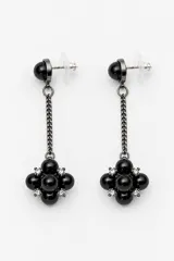 Aros colgantes oscuros con perlas negras y pequeños cristales brillantes agrupados en el extremo inferior, unidos por una cadena corta.