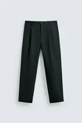 Pantalón de corte regular fit confeccionado en tejido con mezcla de algodón. Presenta cintura con detalle de pliegues en el delantero, bolsillos frontales y bolsillos traseros de vivo con botón. Cierre frontal con cremallera y botón.