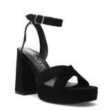 Sandalias de tacón alto y plataforma, de gamuza sintética negra, con tiras cruzadas en la parte delantera y tira ajustable al tobillo con hebilla metálica.