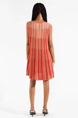 Vestido corto sin mangas confeccionado en tejido de punto, con cuello redondo, corte suelto y diseño a rayas verticales en tonos rojos, naranjas y dorados.