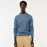 Remera de manga larga de punto de fantasía color azul, con cuello polo y cierre de tres botones.