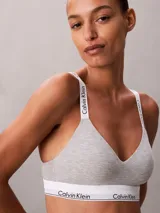 Corpiño de Calvin Klein con forro ligero, confeccionado en mezcla de algodón y modal. Presenta cuello en V, copas moldeadas sin aro y banda elástica inferior con el logo de la marca. Incluye tirantes ajustables con detalle de logo.