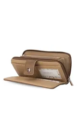 Billetera larga de diseño rectangular con cierre perimetral y solapa frontal con broche a presión. Cuenta con múltiples compartimentos internos para tarjetas, billetes y un monedero con cierre.