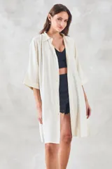 Camisa larga color crema de lino y viscosa, de corte oversize con mangas 3/4 y cuello clásico.