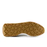 Championes New Balance modelo 370, color beige con detalles en blanco y suela marrón.