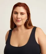 Top de breteles anchos, color marrón oscuro, corte ajustado y escote en U.