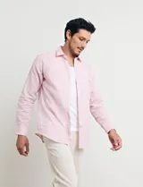 Camisa sport de manga larga con cuello buttondown, confeccionada en una mezcla de algodón y lino. Presenta un diseño clásico en color celeste con cierre frontal de botones.