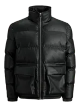 Campera puffer negra de cuero sintético con cierre frontal y cuello alto.