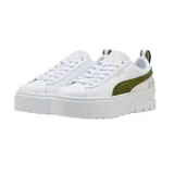 Championes Puma modelo Mayze, con diseño urbano de plataforma alta, color blanco y detalles en verde militar en el lateral y talón.
