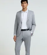 Pantalón de vestir masculino modelo básica, con cintura con trabillas, cierre tradicional con vista oculta y bolsillos laterales.