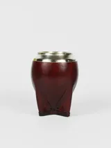 Mate de calabaza forrado en cuero color marrón, con virola de acero inoxidable. Diseño tradicional uruguayo.